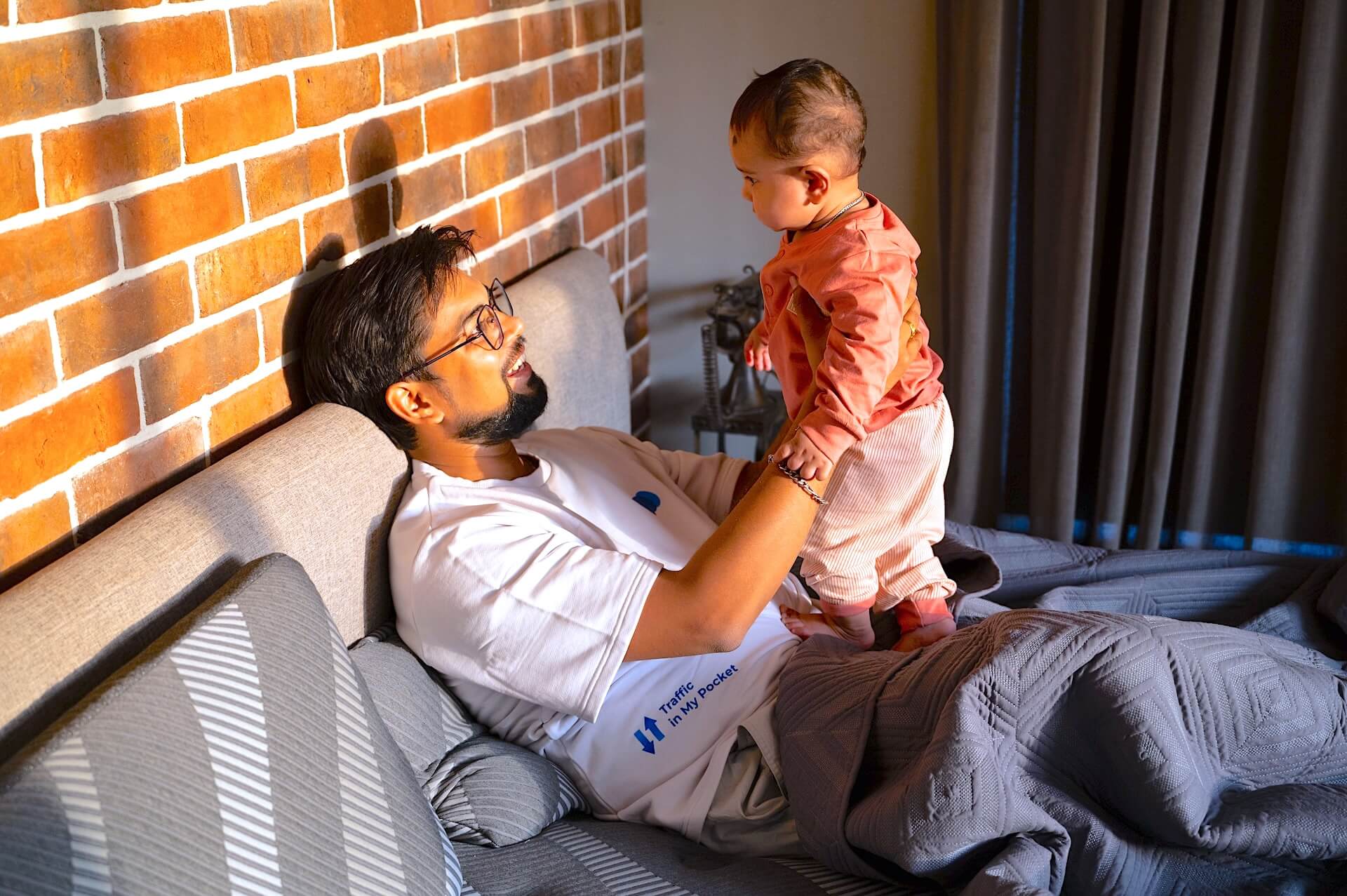 Family enjoying Körper mattress comfort